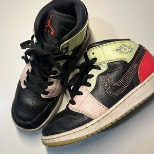 Jordan 1 mid 5.5 youth- glow in the dark